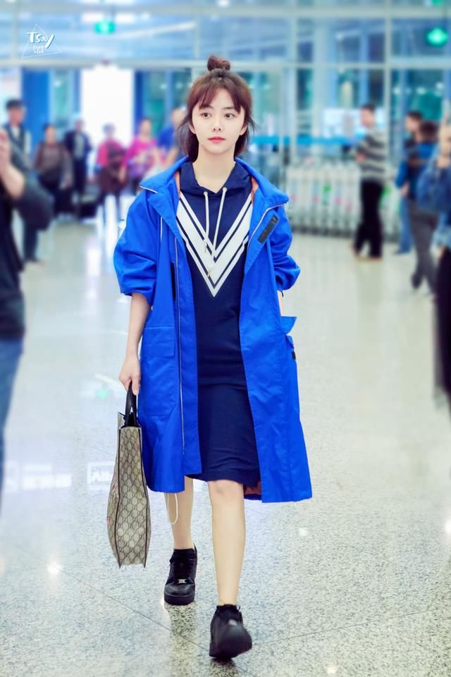 谭松韵短裙配筒靴，网友爆料穿一天脚不得捂出脚气来