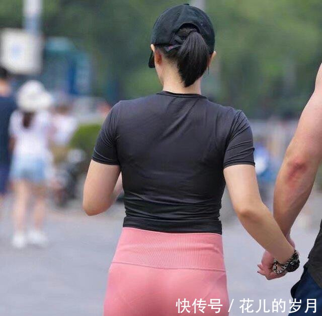 时尚有活力的打底裤美女，展示高雅格调，整个人都充满了质感！