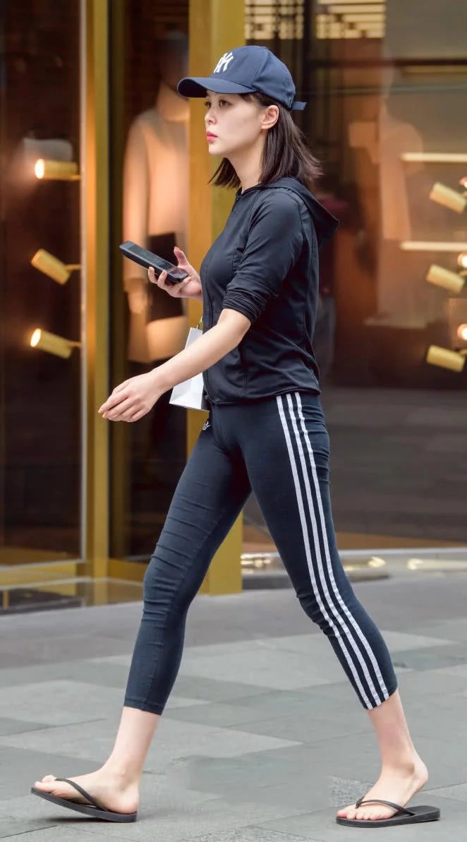 小家碧玉含苞待放，玲珑有致的小姐姐，紧身装勾勒出完美的S曲线