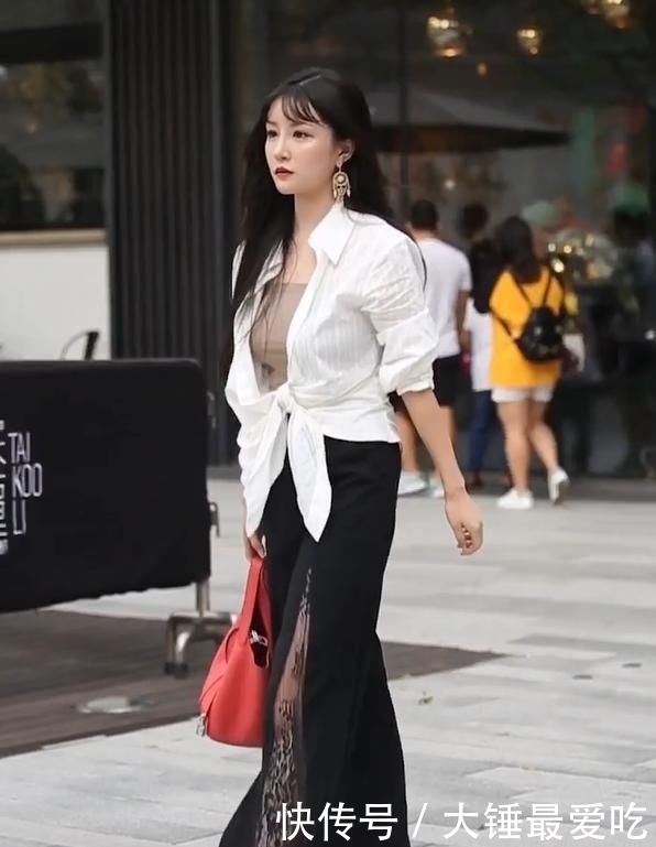 显得她:侧面看是一条阔腿裤,正看却是一条“蜘蛛网裤”,走路风情万种!