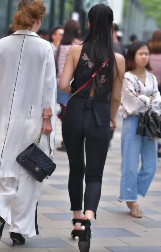 街拍：紧身裤勾勒完美翘臀，与母亲独占街头