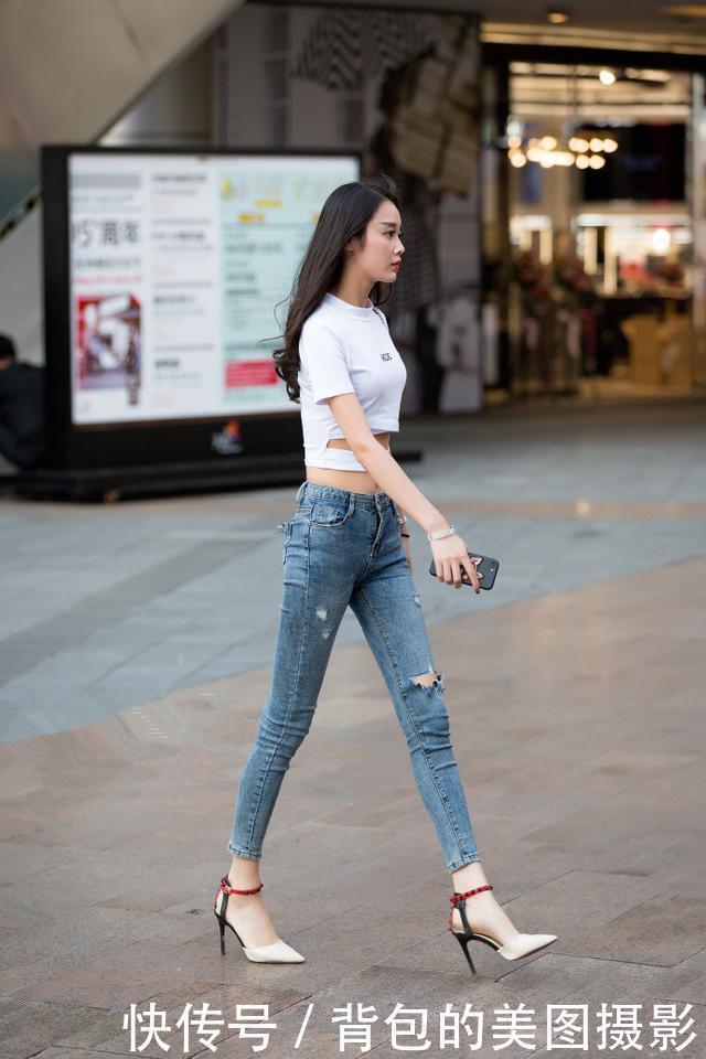 路人街拍，小姐姐T恤搭配黑色的短裙，很是性感