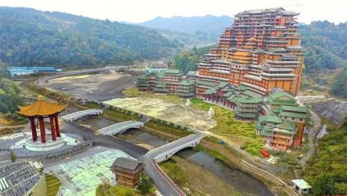 藏在贵州大山里的“豪宅”,24层高达99.9米,走近一看发现不简单