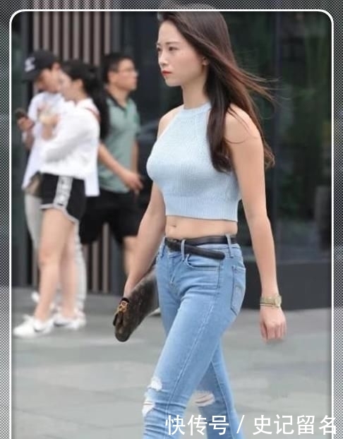 「气质」简约穿搭:街头偶遇气质小姐姐,牛仔裤搭配背心,时尚的潮流风格