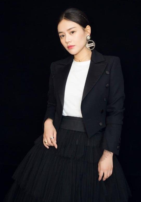 马思纯真会玩，把餐厅的“吊牌”挂在耳朵上，这么重打脸不疼吗？