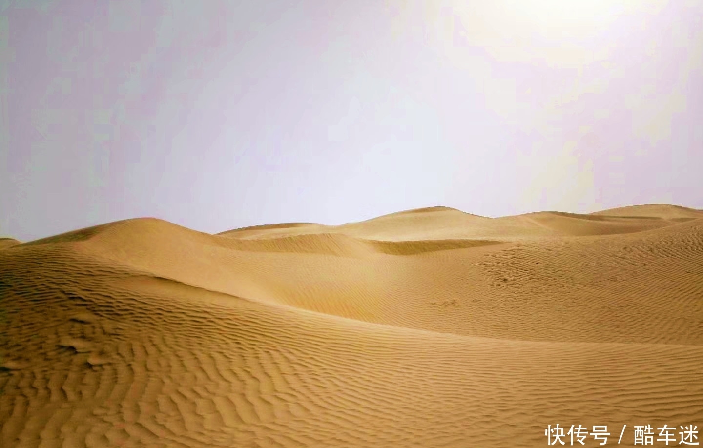 在330000平方公里的塔克拉玛干沙漠中，任裙飘扬，随风起舞