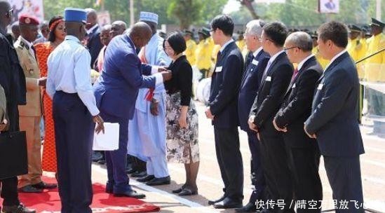  图瓦德拉|中国菌草技术专家获颁中非共和国国家感谢勋章