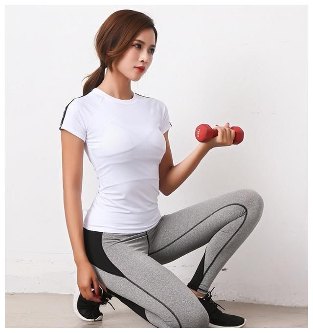 美拍：健身房里的紧身裤美女们，穿衣搭配很勾人，哪个馋了你的眼