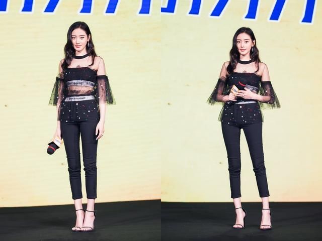 张天爱胆真大！上身仅穿一件裹胸就敢上台，网友：这身材绝了！