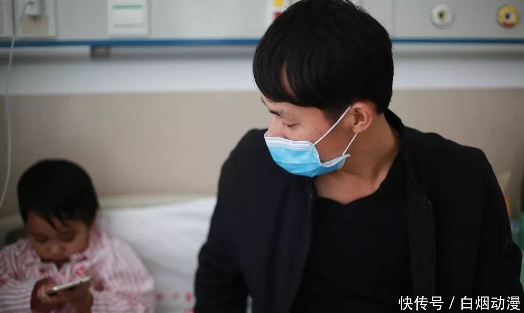  「发病」4岁男童患怪病病好时帅帅的，发病时肚大像怀孕双眼只剩一条线！