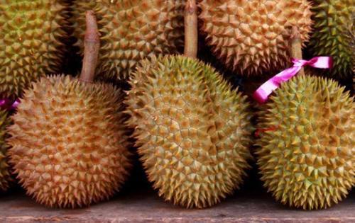 中国游客来泰国旅游, 硬着头皮买了一个榴莲, 结账时: 怎么会?