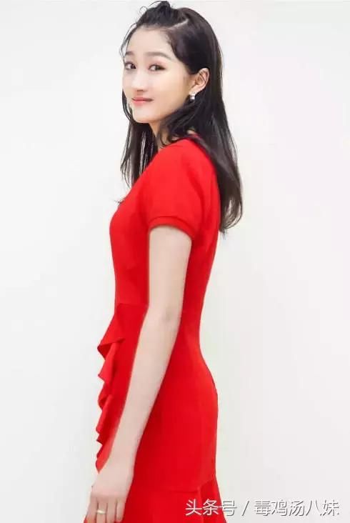 关晓彤红不是没道理的，红色裙尽显出凹凸身材，难怪鹿晗会宠爱她
