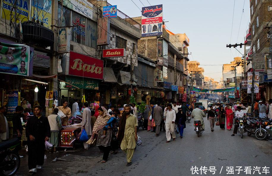 中国游客去巴基斯坦旅游，做了一件习以为常的事，当地人很不高兴