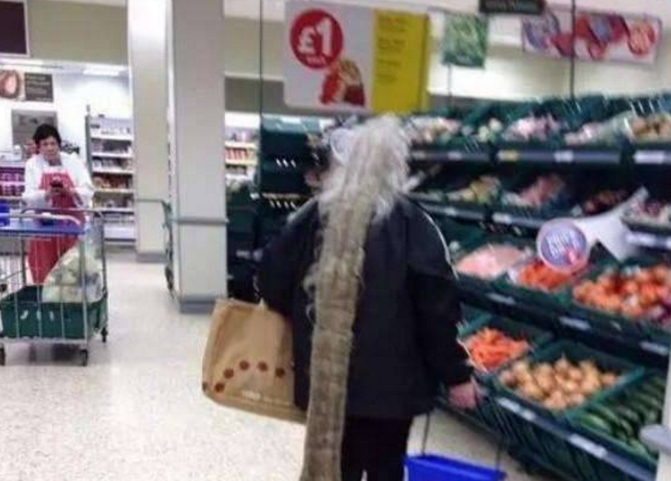 女子10年不洗头不剪头发的人, 咋一看还以为是一条巨型尾巴