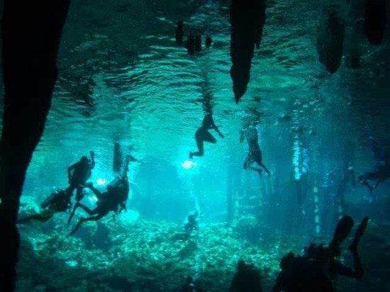 世界上最危险的水潭：40米深曾夺8人性命，游人却争先往下跳