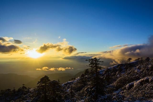 四川这个地方比亚丁美，漫山都是海子，石头缝躺着上亿年的水晶石