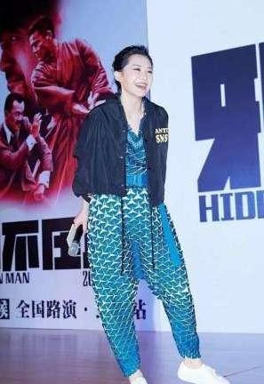 许晴够大胆的！穿的紧身短裙还故意夹得那么紧 网友：这样不累吗