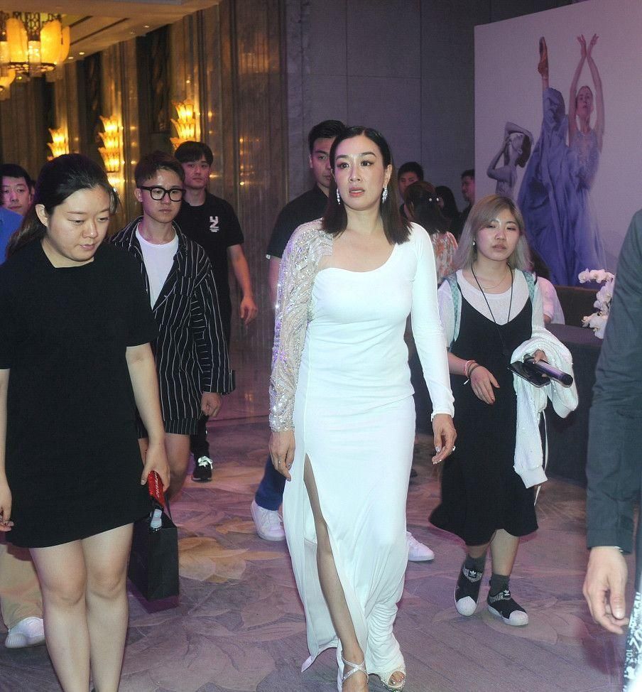 130斤的钟丽缇尝试紧身礼服，网友:比蒋欣可胖多了!