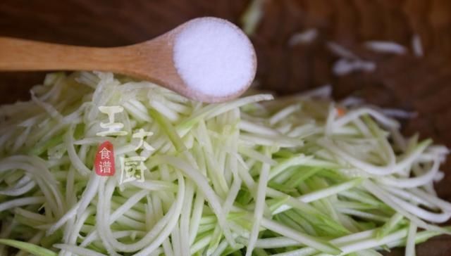  吃腻：普通肉丸都吃腻了？这道咖喱小丸子香味浓郁，让你胃口大开