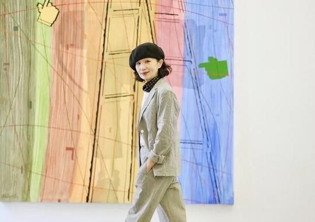  『时光』原来穿搭真能惊艳时光,三木妈妈的极简风,50岁也能穿出自己的美