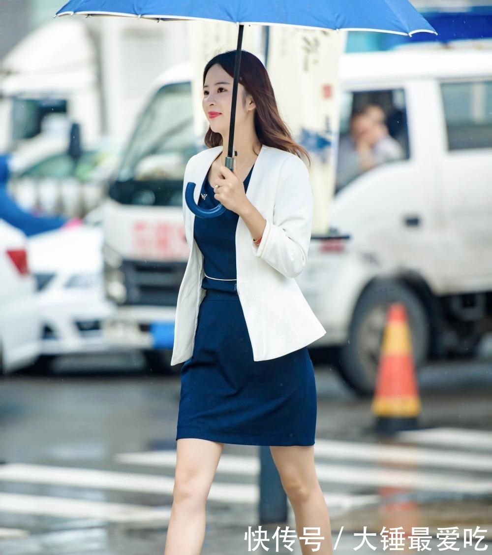  『蓝色』雨中漫步的美女秘书一身蓝色短裙, 女性魅力十足