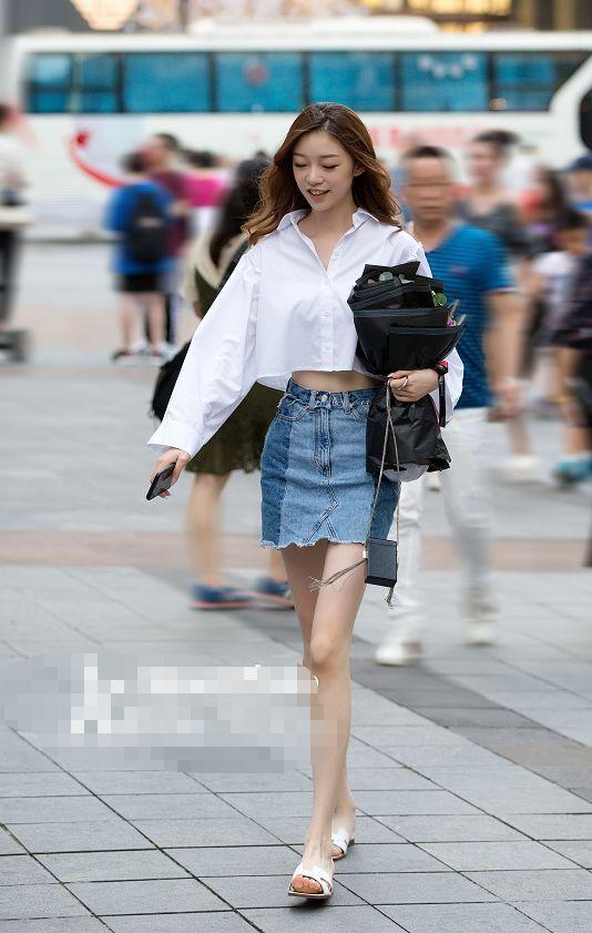 街拍：精致女孩穿超短裙，纤细的漫画腿，迷倒万千宅男！