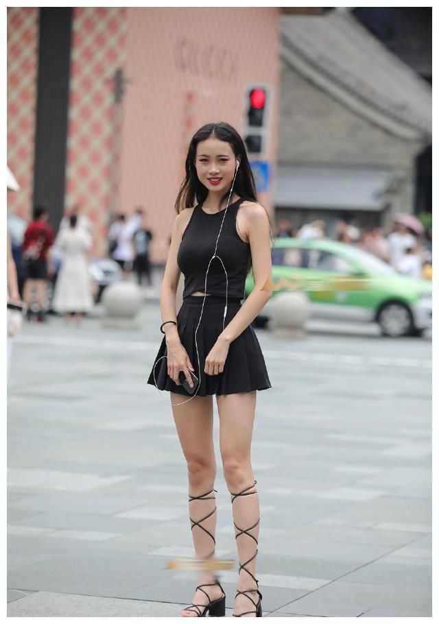 街拍：图1皮肤白皙，图2惊艳世俗，图3小姐姐时尚前卫！