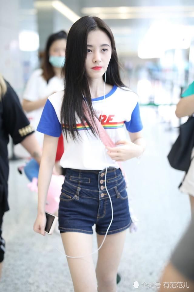 鞠婧祎的短裤这么紧，还能4颗扣子全系上，网友：76斤不是白瘦的