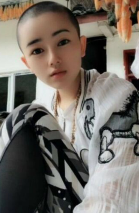 什么才叫美女？当她一刀剪成平头的时候，网友直呼：余生我养你！