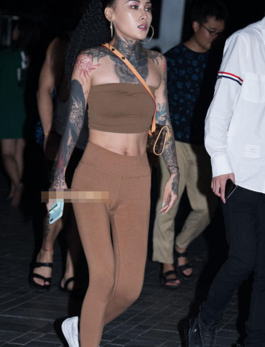 你们最爱的一字抹胸装裹出丰腴上围，霸气纹身给人超强的视觉冲击