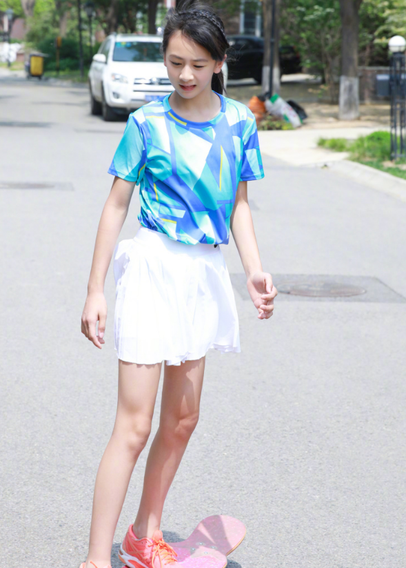 『网球装』可算等到田亮女儿长大,11岁穿网球装运动,华丽三角肌惹人赞叹