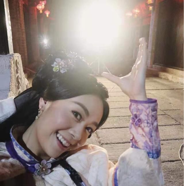 试水@黄心颖为复出试水, 笑容灿烂晒古装剧照, 女扮男装称下世做男人