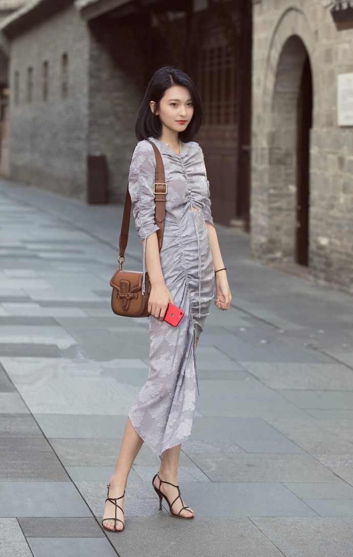 街拍时尚路人，简单随意的搭配，让这个夏天多了一份妩媚动人的美