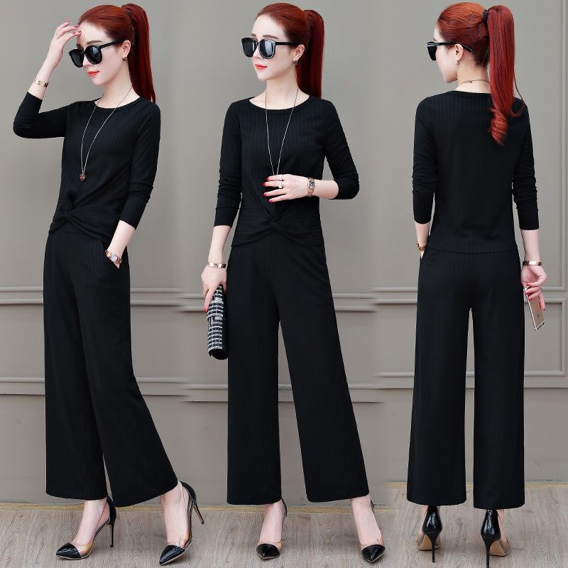 国庆游玩，女人别再裙子配高跟鞋，瞧这样的套装，一款比一款美嫩