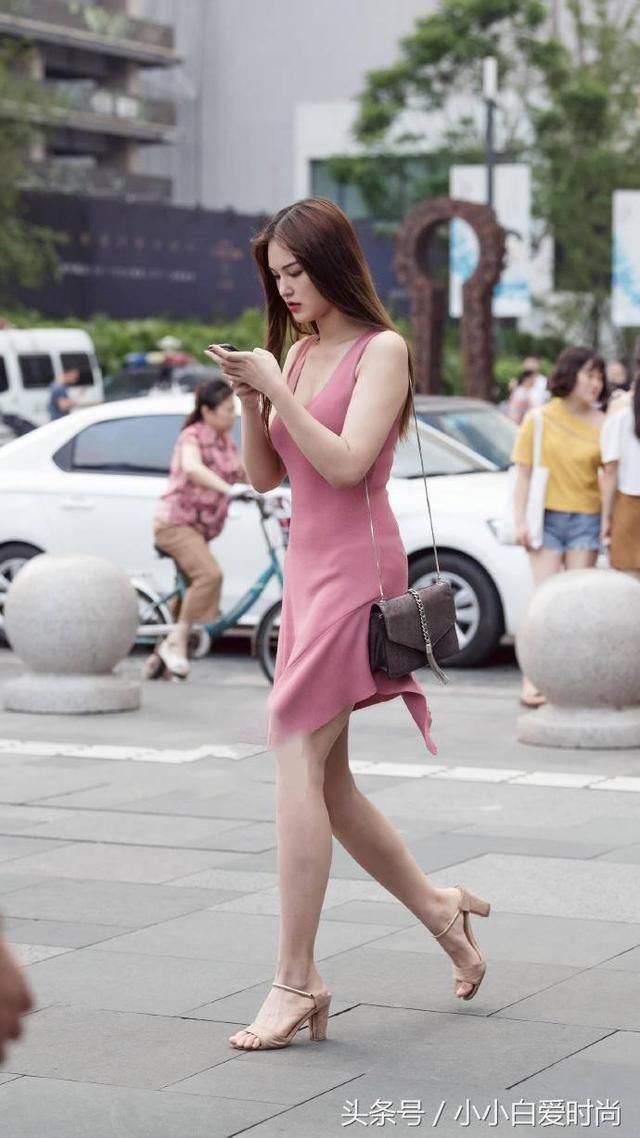 街拍：图一穿黑色紧身吊带，光头十分吸睛，如此的个性和性感！