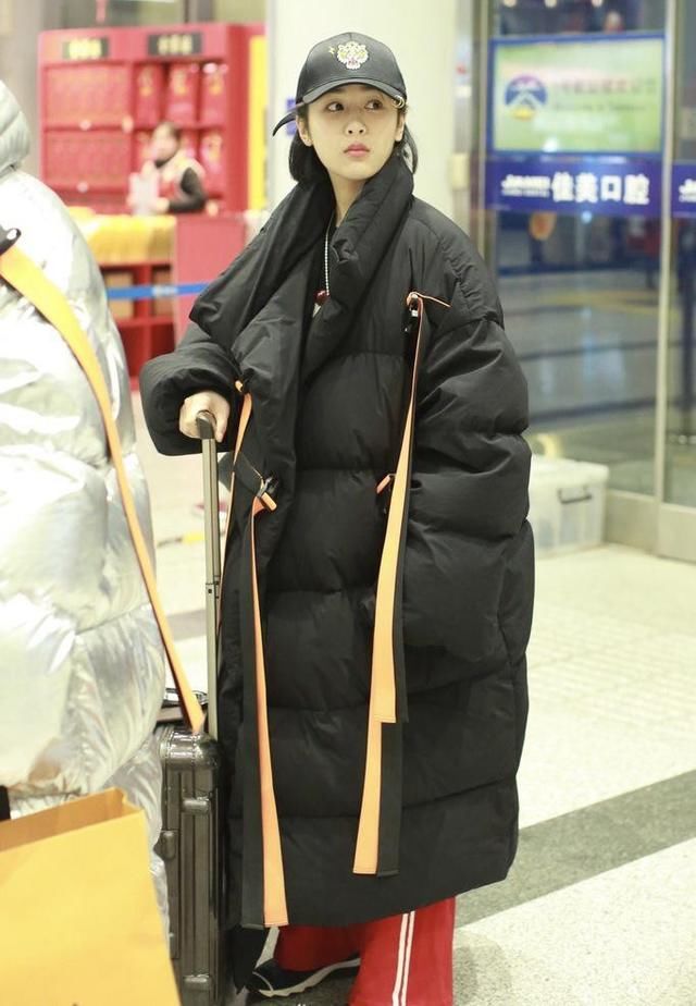 杨紫又撞上江疏影，上次是棉服这回是T恤，网友：终于赢了一回！