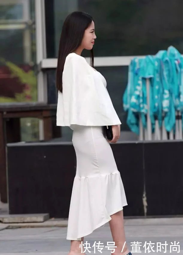 气质小姐姐白色连衣裙妩媚动人,摆拍姿势很撩人甜美一笑吸睛无数