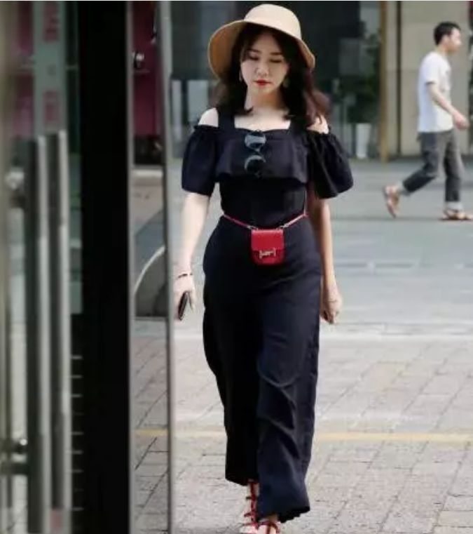  [身材]街拍：图二白色一字肩紧身短袖，下装浅色紧身牛仔裤，非常显身材