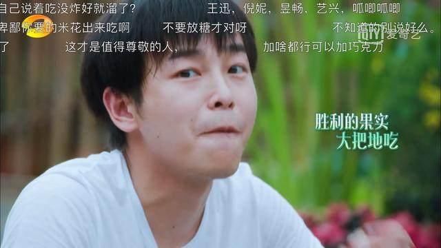 baby玩手机遭刘纯燕打脸？想吃爆米花却被抓包假吃，网友：演技棒