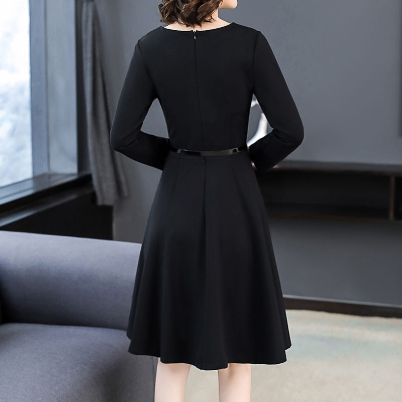 今年秋季流行穿黑色服装!显嫩显白，显瘦显高，40岁女人穿更美