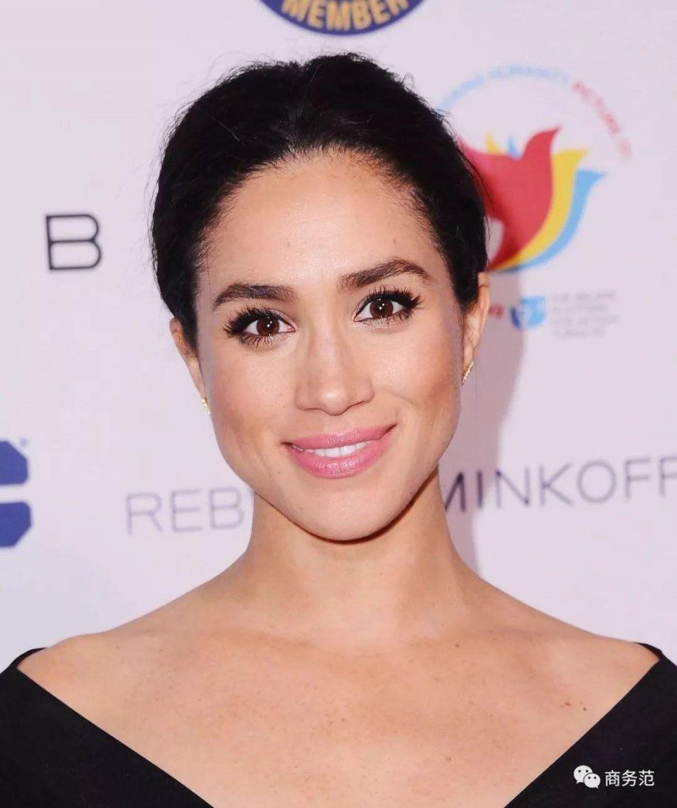 梅根花600万买衣服,坐姿被网友吐槽不合格,王妃太难当