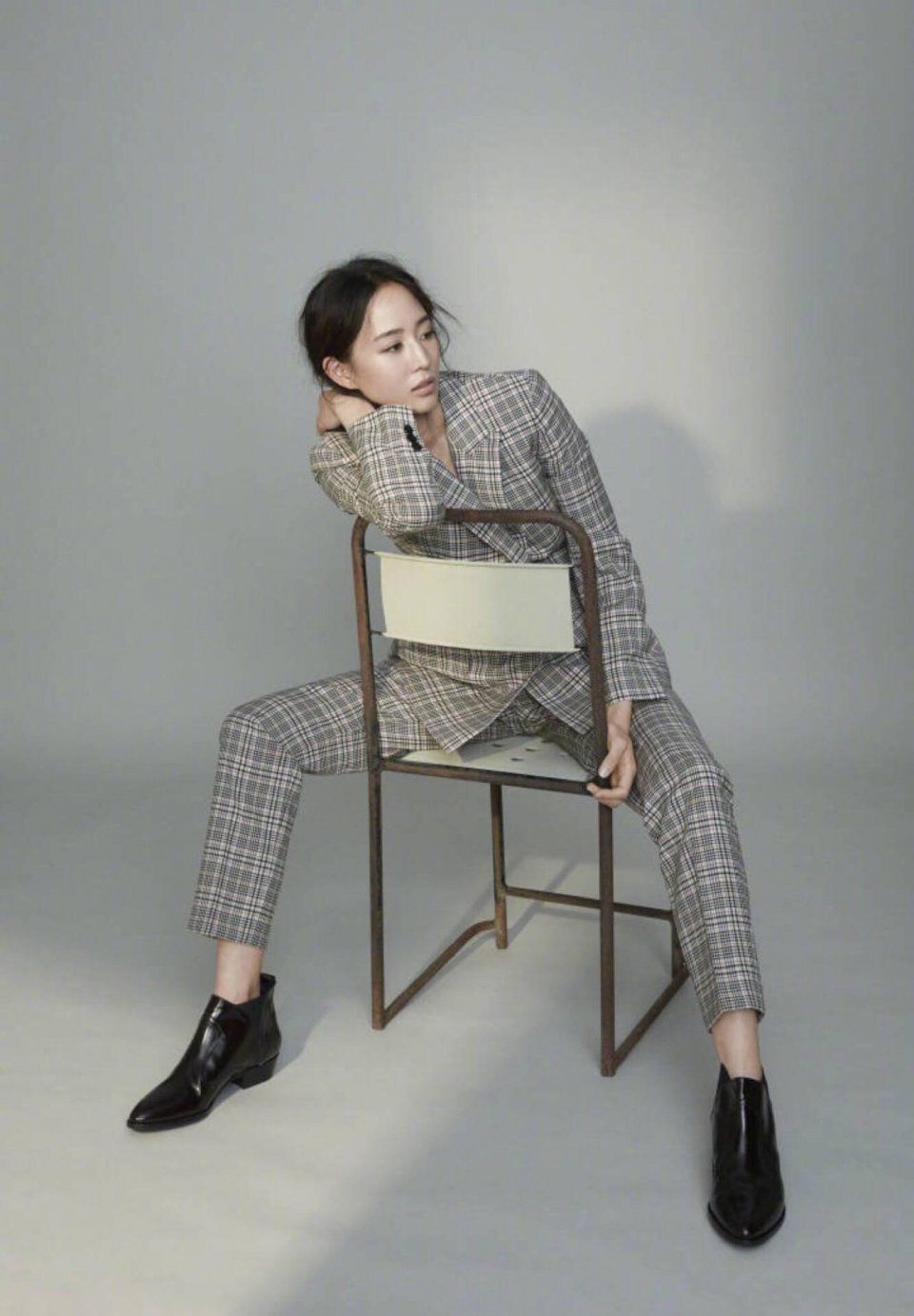 穿衣想要有品位，学张钧宁穿就好了 00后都说:表白这枚小姐姐