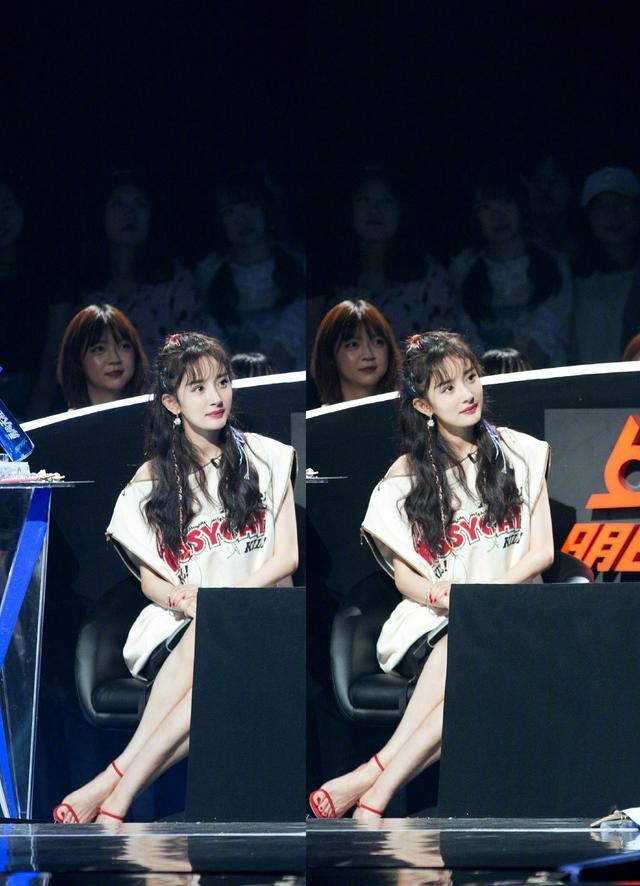 杨幂空气刘海+彩色小辫子配性感蛇形坐姿,美成