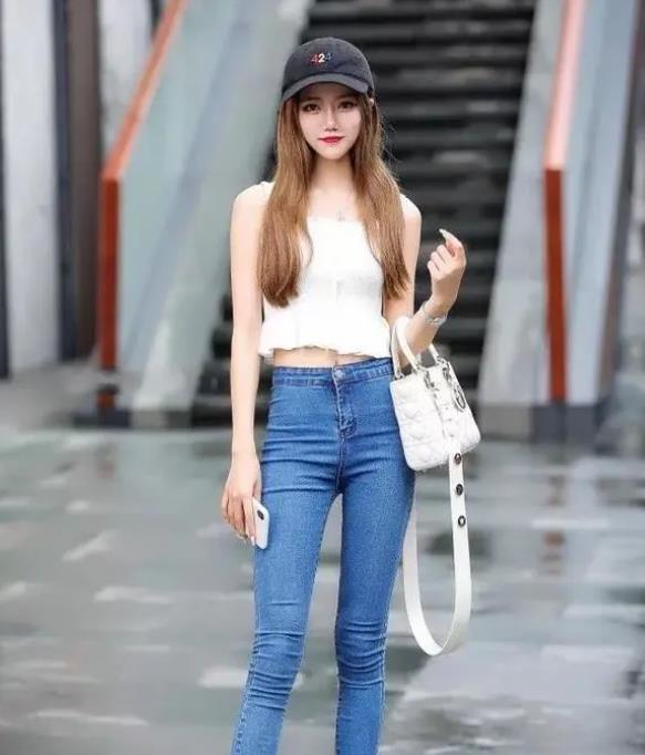「芳香」街拍:芳香袭人的美女,一条雪纺连衣裙,穿出女神气质范