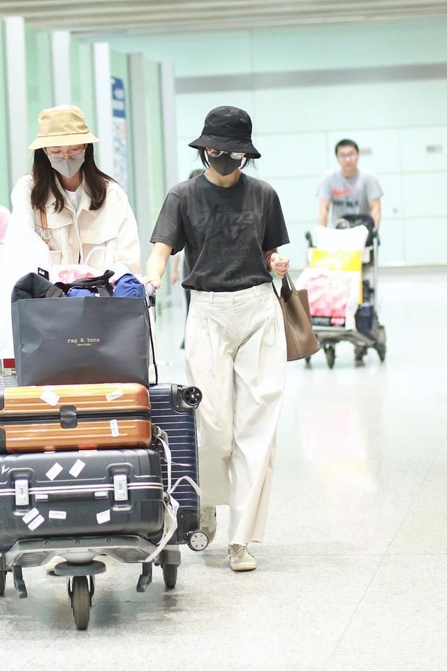 王鸥为显腰细，穿纸袋裤居然不系腰带，网友：有点往下掉