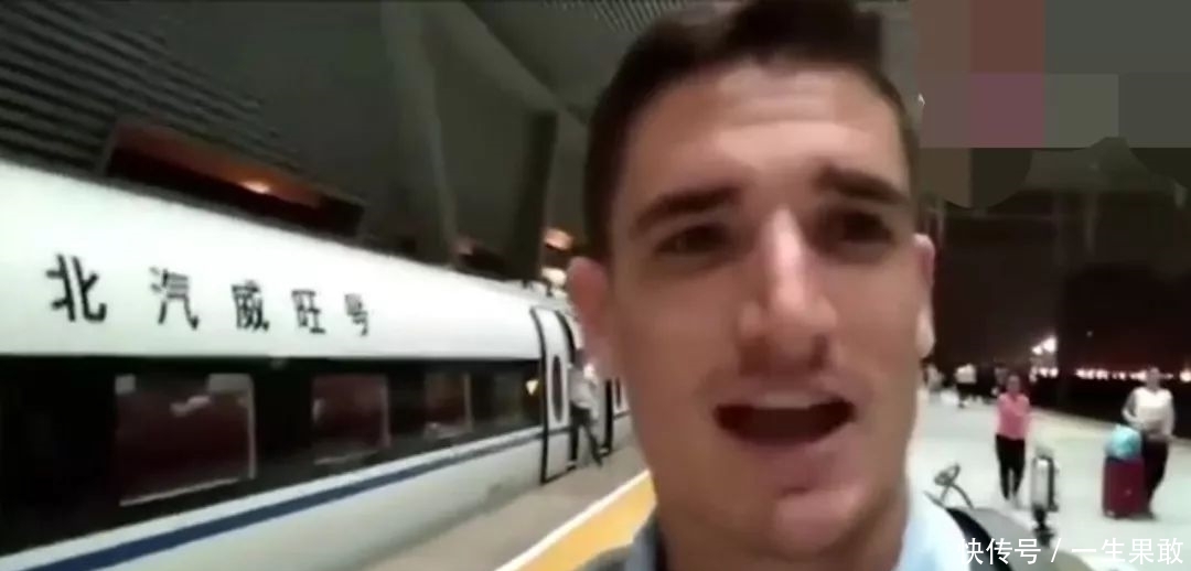 老外坐中国高铁直呼：太不可思议了！这感觉棒极了
