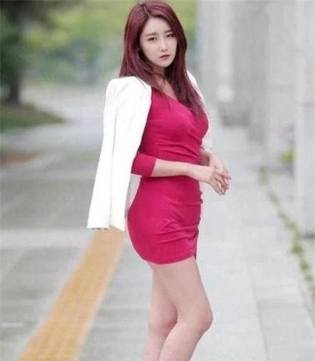  「女人」迷人靓丽的美女街拍：骨感的美女，尽情绽放成熟女人魅力