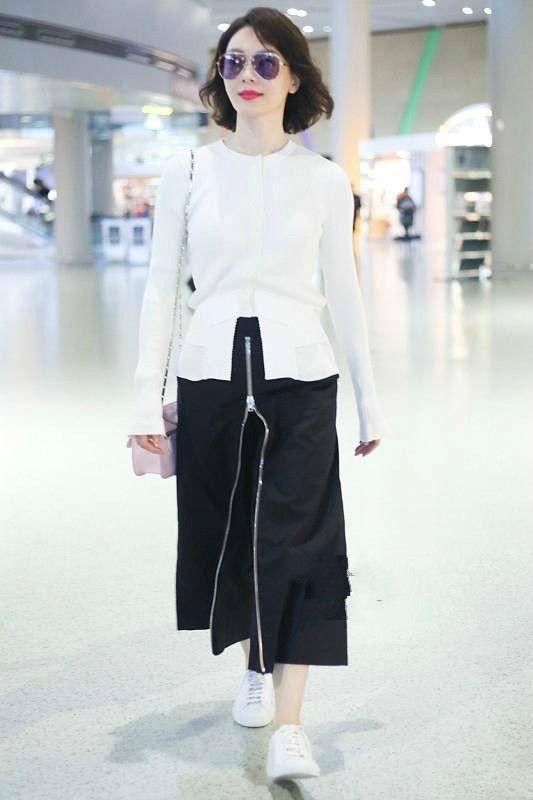 陈数携手儿子现身，网友:太像姐弟了