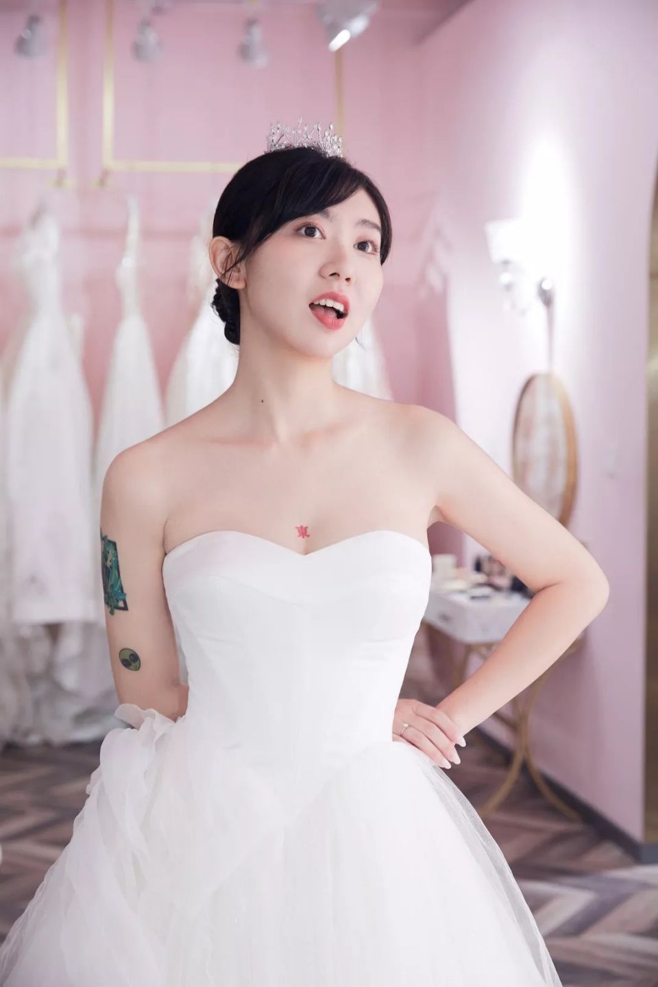 打卡全北京最粉红的婚纱店，我站在店里拍了5000多张照片