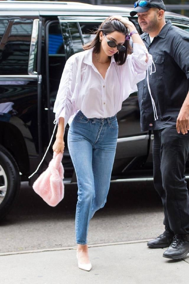 肯达尔詹娜的白衬衣配搭牛仔裤，再加一双高跟鞋，你也值得